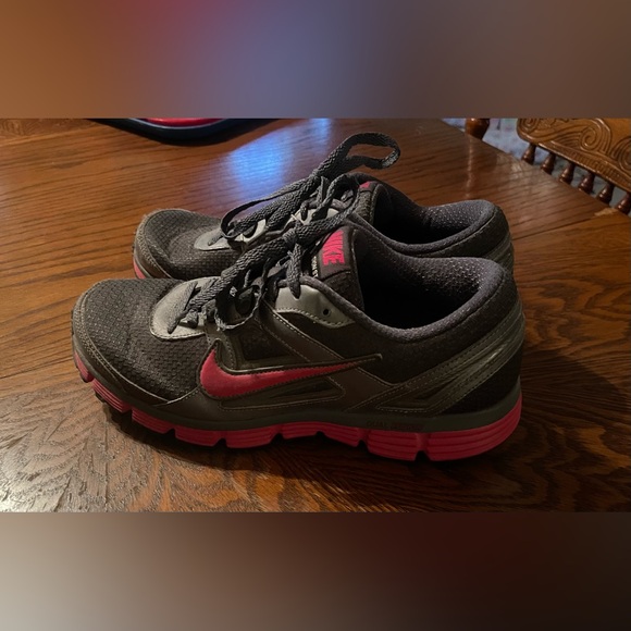 Nike women’s Dual Fusion ST sneakers - Picture 1 of 4